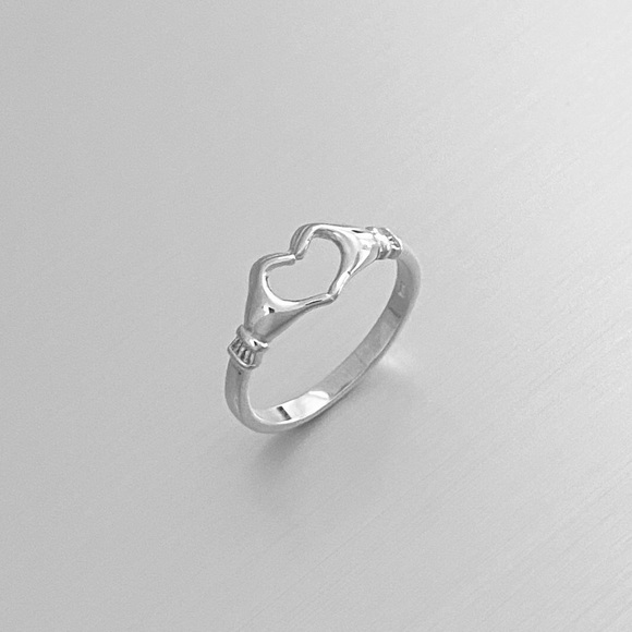 Sterling Silver Minimalist Heart Hand Ring, Claddagh Rings, I Love You Jewelry - Picture 5 of 8